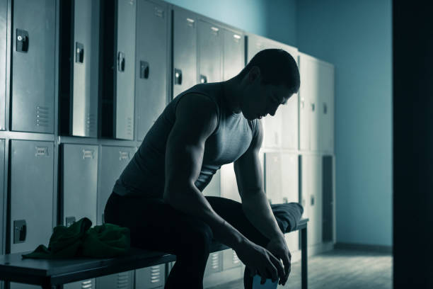 Athlète focus dans le vestiaire